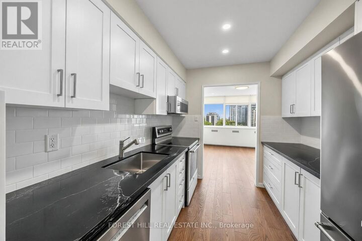 Property Photo:  561 Avenue Road 906  ON M4V 2J8 