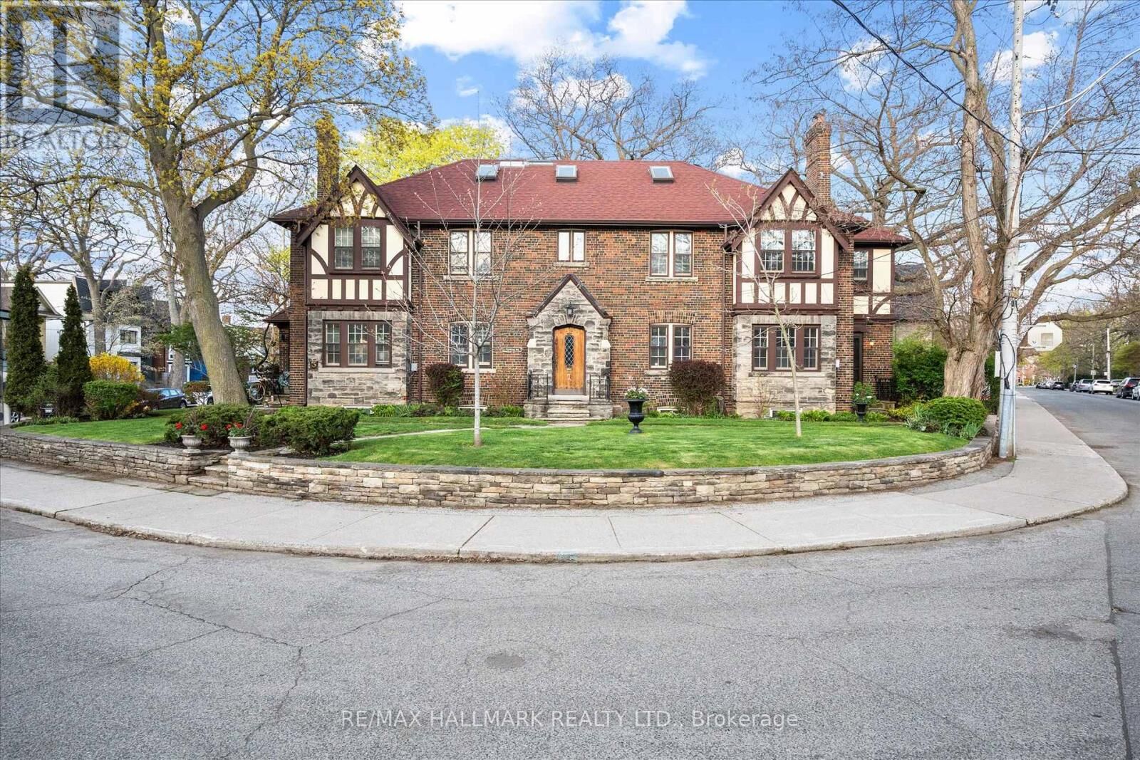 Property Photo:  50 Benlamond Avenue  ON M4E 1Y9 