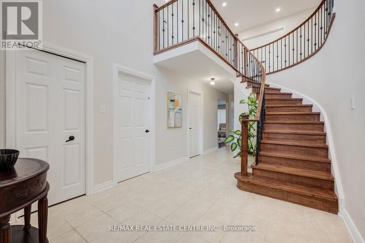 Property Photo:  5580 Millbrook Lane  ON L5M 3X9 