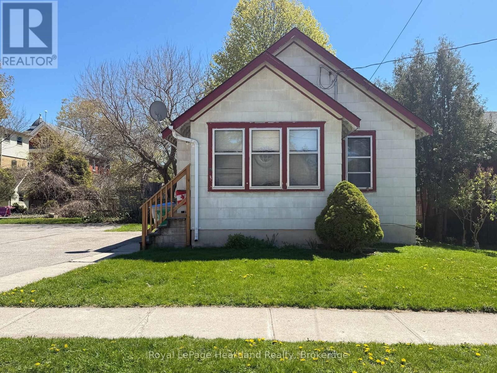 Property Photo:  15 Nelson Street West  ON N7A 2M2 