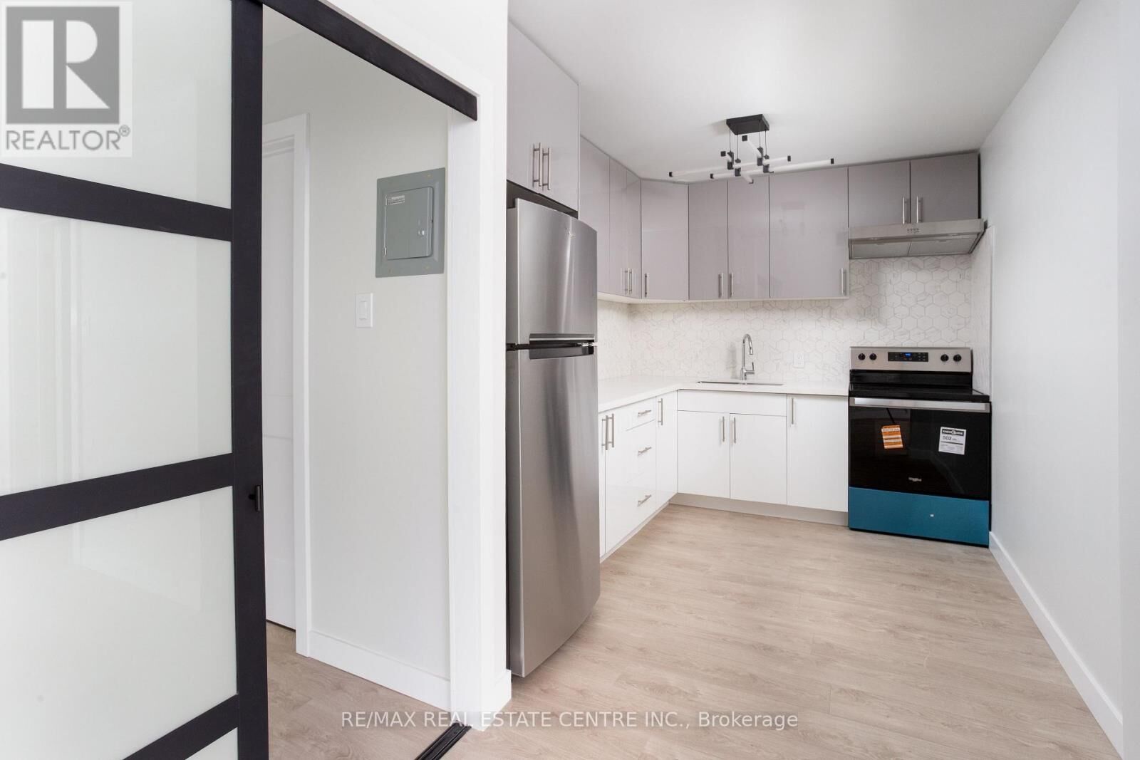 Property Photo:  5 Hill Heights Road East 205  ON M8Y 1Y9 
