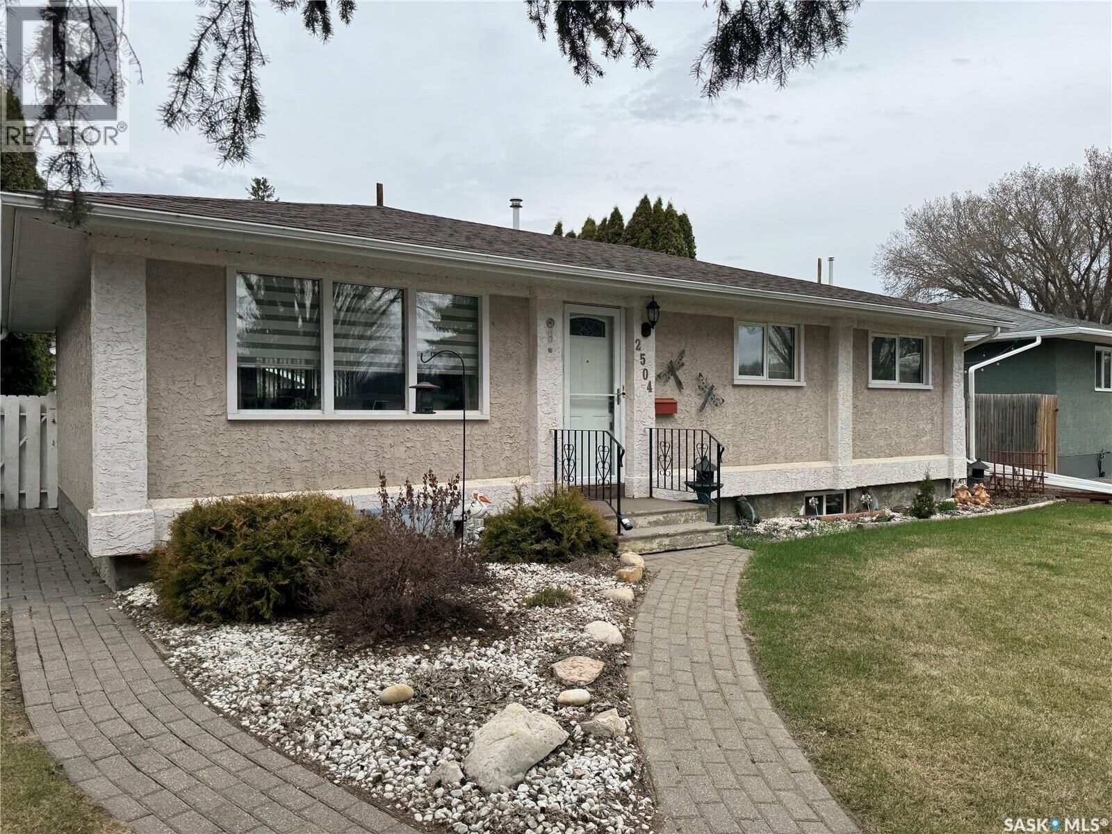Property Photo:  2504 Tomlinson Crescent  SK S7L 3N2 