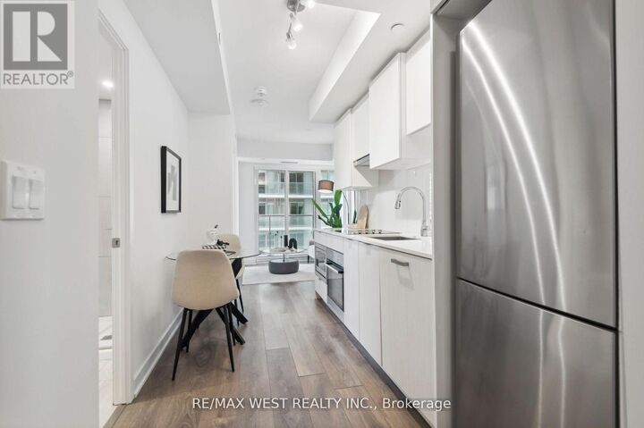 Property Photo:  195 Redpath Avenue 2215  ON M4P 0E4 