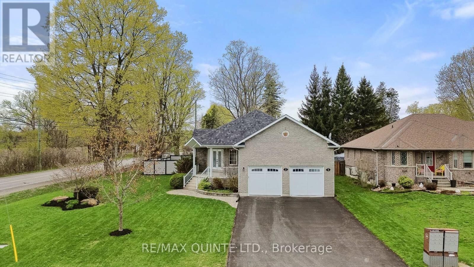 Property Photo:  2 Applecrest Lane  ON K8V 5P4 