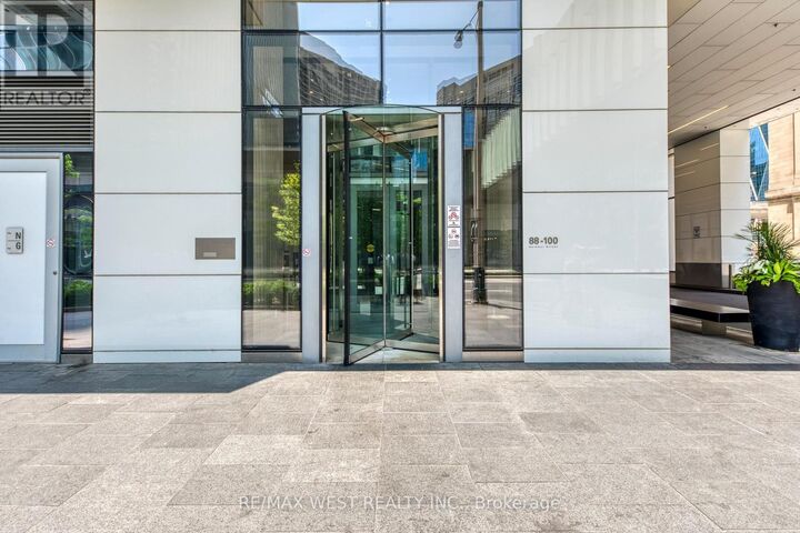 Property Photo:  100 Harbour Street 2004  ON M5J 1B7 