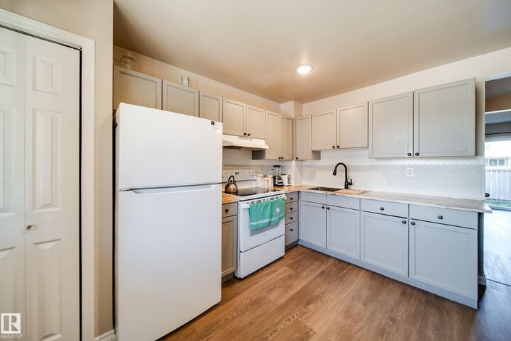 Property Photo:  18010 98 Avenue NW 21  AB T5T 3H6 