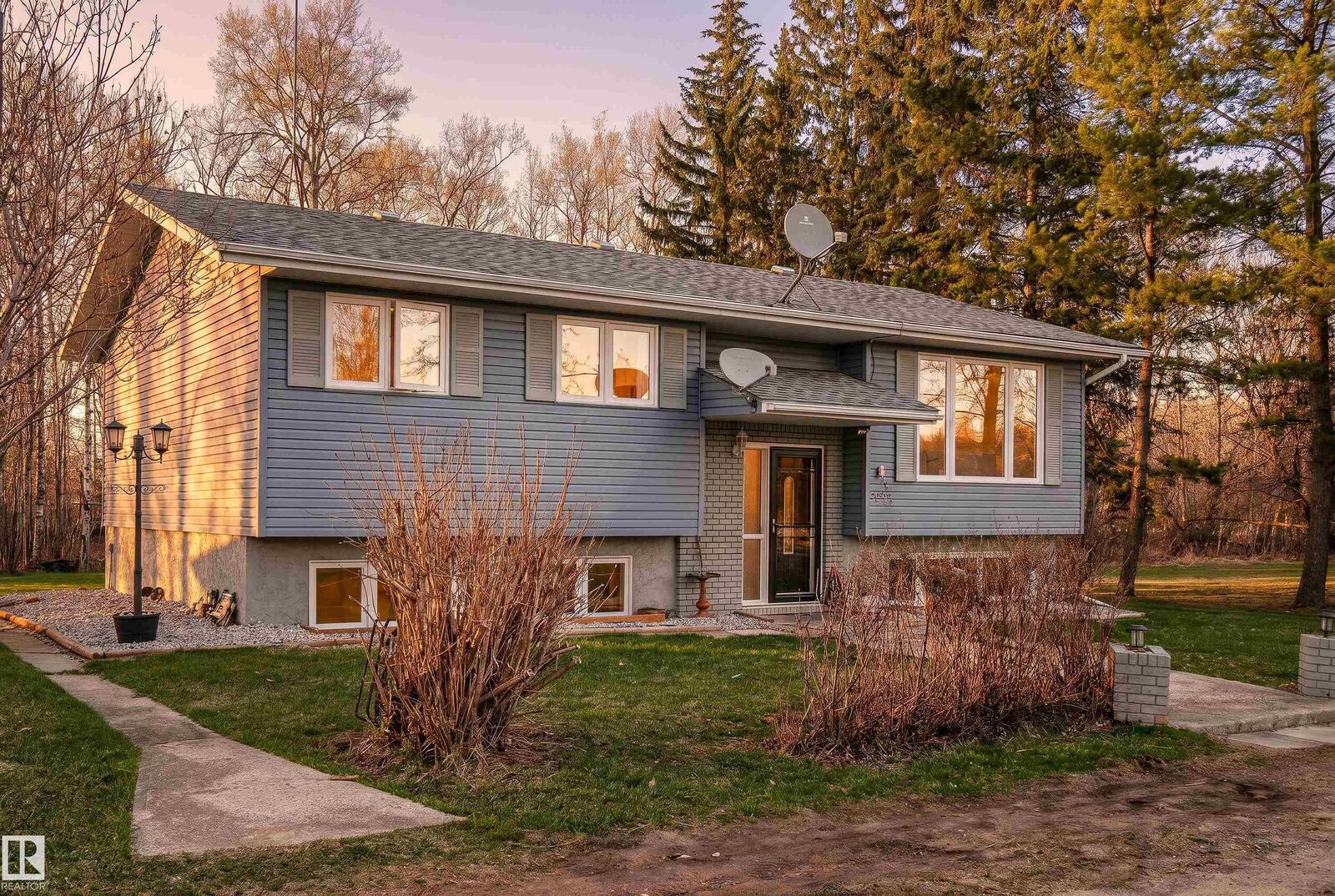 Property Photo:  55416 Hwy 765  AB T0E 0L0 