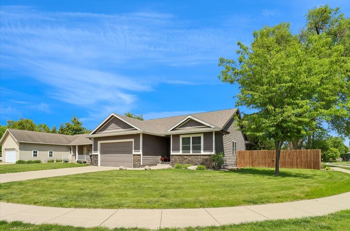 Property Photo:  1706 Court Street  IA 50003 