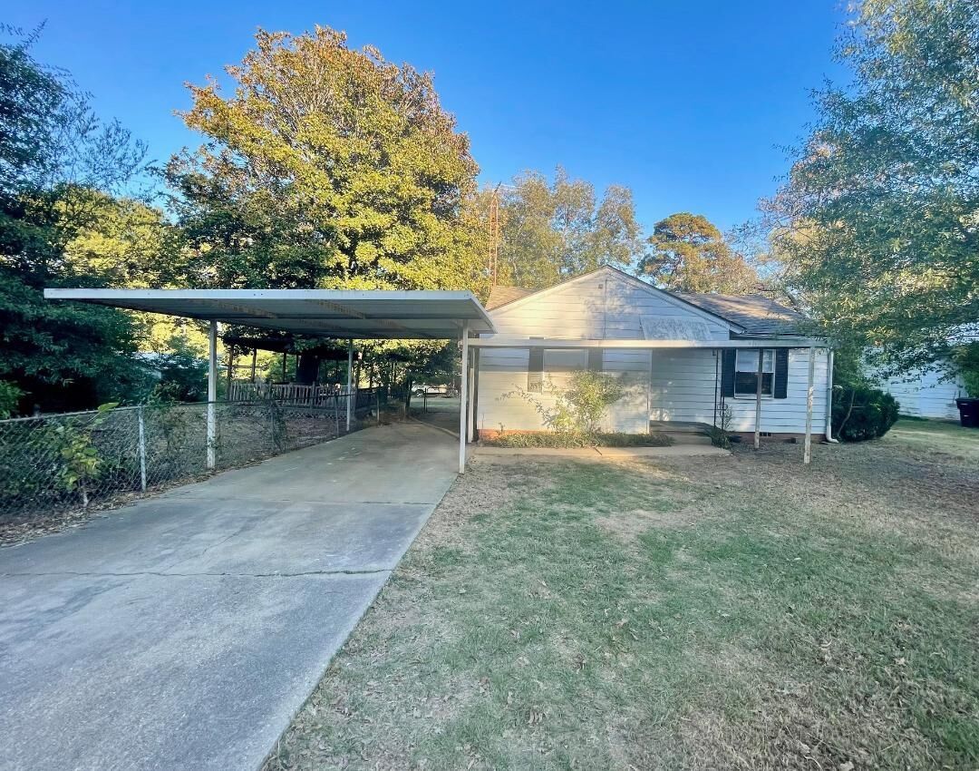 Property Photo:  1222 N 10th Street  TX 75601 