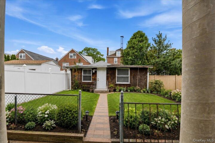 Property Photo: 2563 Laconia Avenue NY 10469