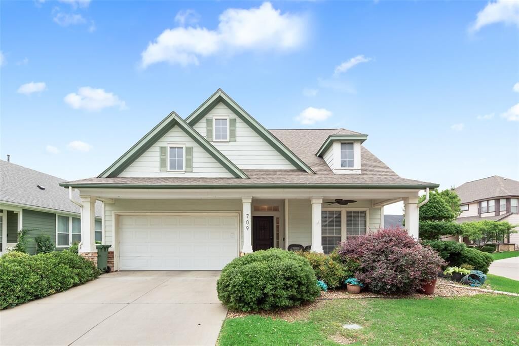 Property Photo:  709 Creek Walk Place Place  TX 76015 