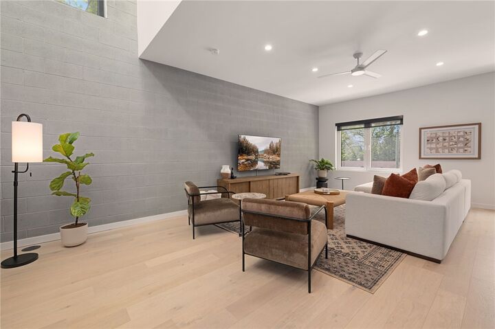 Property Photo:  821 SE H Street  AR 72712 