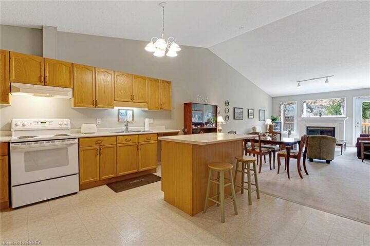 Property Photo:  110 Somerset Road 4  ON N3R 5A8 