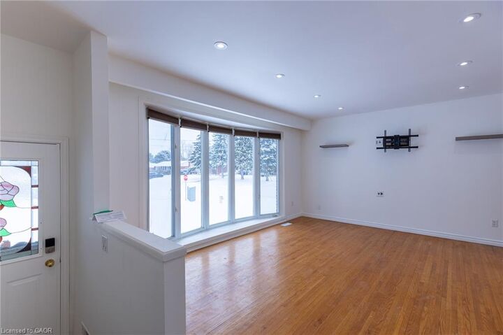 Property Photo:  1 Eldrid Court Main  ON L3M 1Z1 