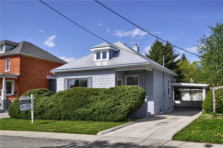 Property Photo:  733 Sherring Street  ON N3H 2X3 