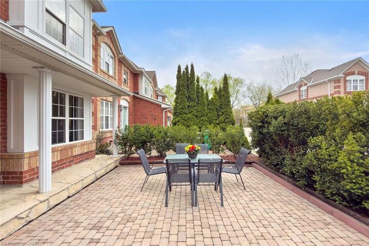 Property Photo:  199 Hillcrest Avenue  ON L5B 4L5 