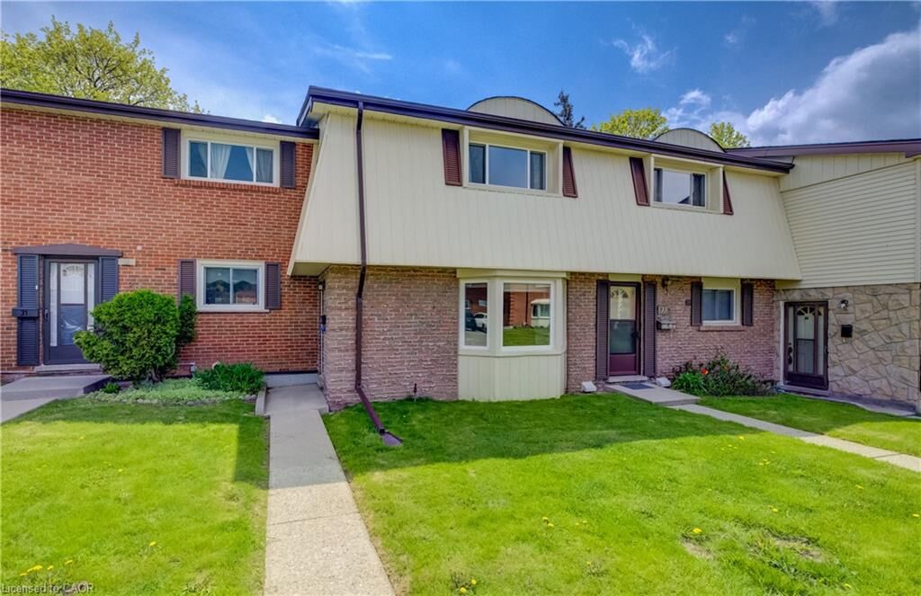 Property Photo:  160 Jansen Avenue 32  ON N2A 2L7 