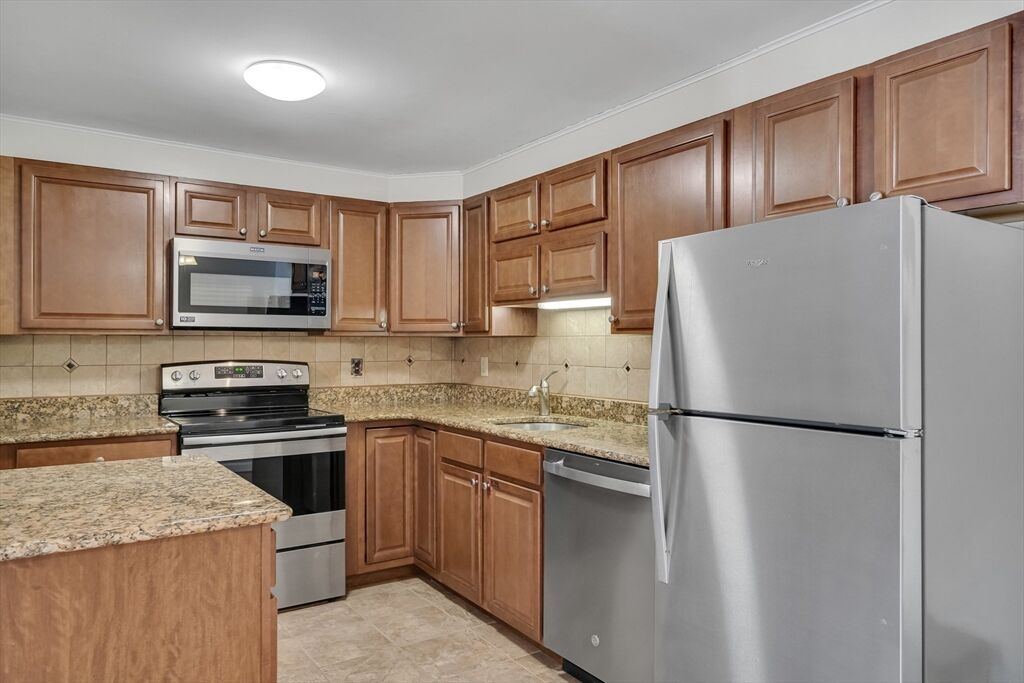 Property Photo:  8 Old Colony Lane 2  MA 02476 