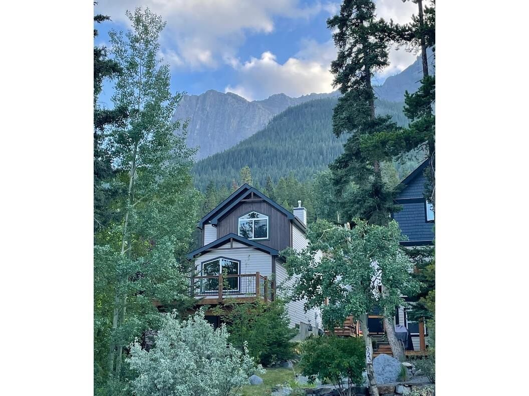 Property Photo:  921 Lawrence Grassi Ridge  AB T1W 2Z5 