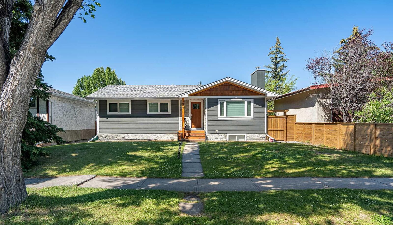 Property Photo:  3912 40 Avenue NW  AB T3A 0W9 