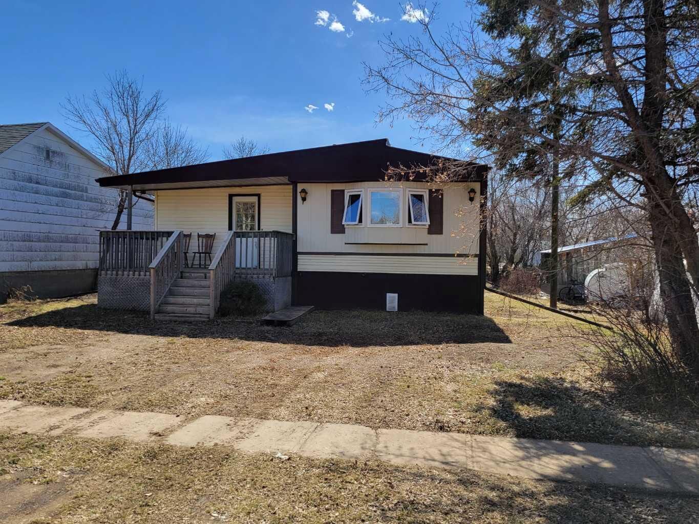 Property Photo:  112 3 Avenue E  AB T0B 0A0 
