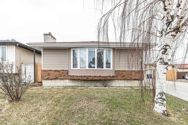 Property Photo:  121 Margate Close NE  AB T2A 3E5 