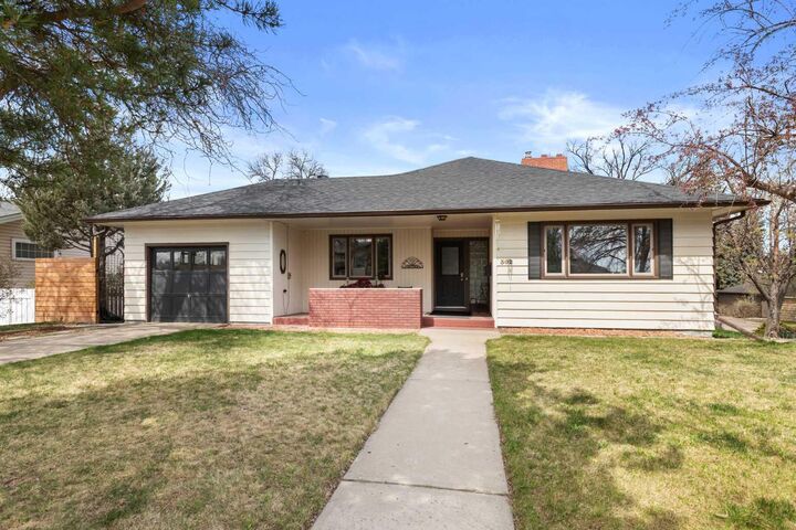 Property Photo:  302 Prospect Drive SW  AB T1A 4B7 