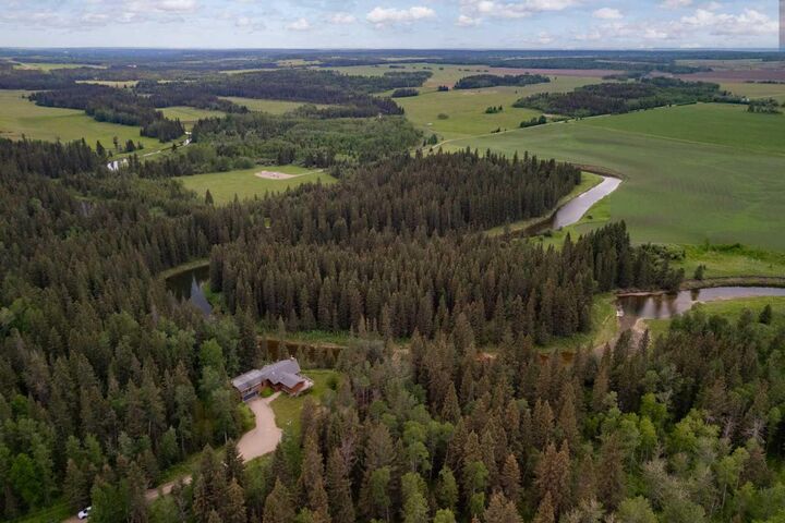 Property Photo: 4252 Township Road 322 AB T0M 1X0