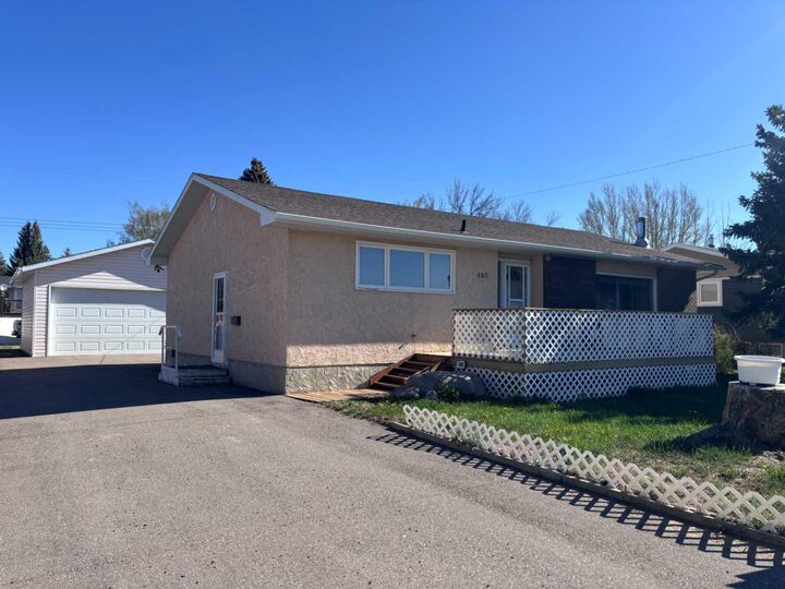 Property Photo:  409 Centre Avenue NE  AB T0K 1M0 