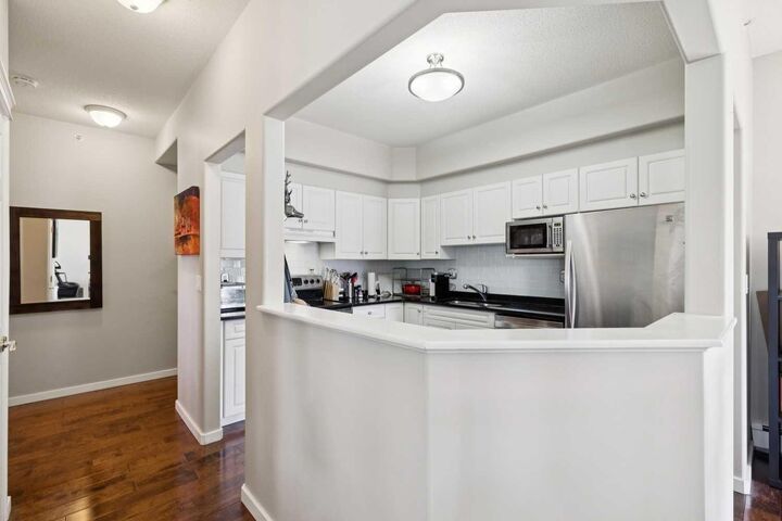 Property Photo:  1919 31 Street SW 301  AB T3E 2M8 