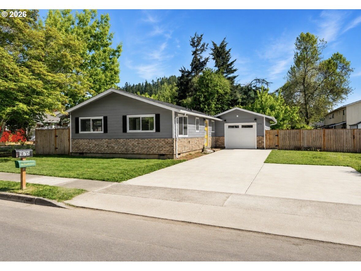 Property Photo:  975 Evergreen Dr  OR 97426 