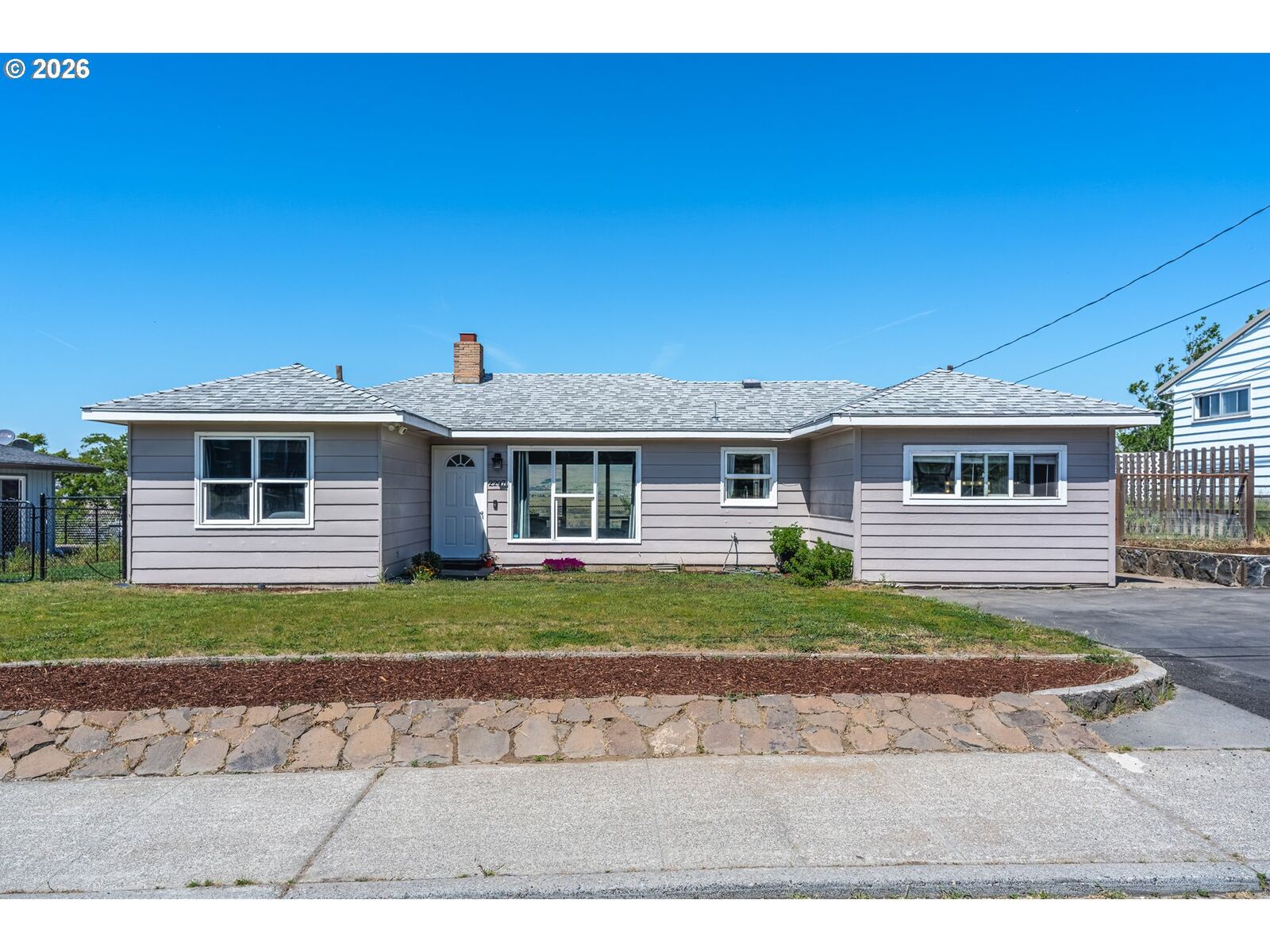 Property Photo:  2207 E 10th St  OR 97058 