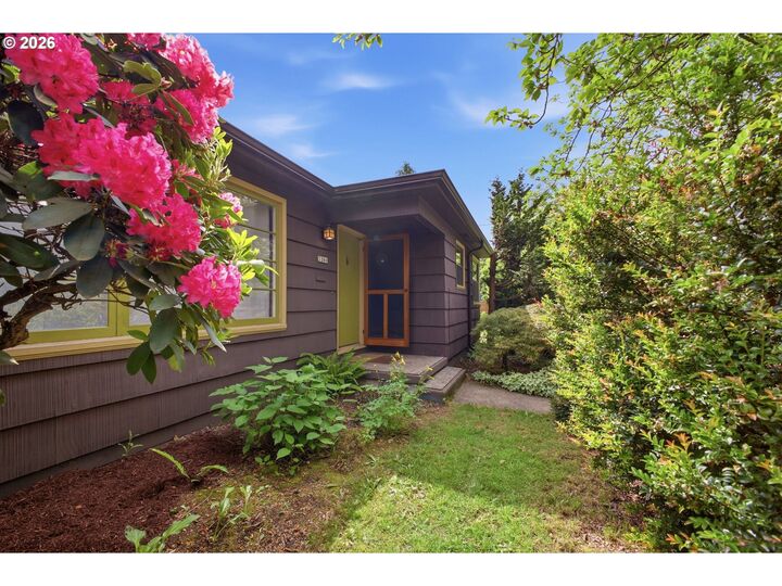Property Photo:  3286 NE Holman St  OR 97211 