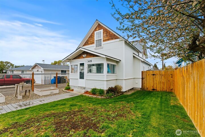Property Photo:  305 N Clark Street  WA 98934 
