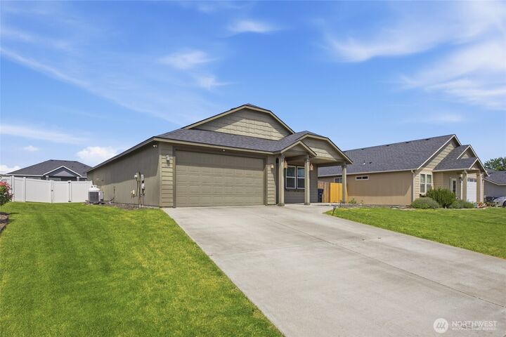 Property Photo:  425 S Trillium Way  WA 98837 