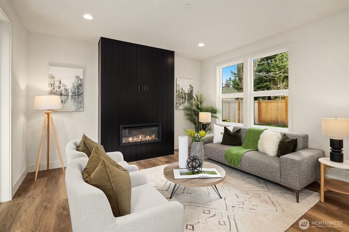 Property Photo:  817  18th Avenue W  WA 98033 