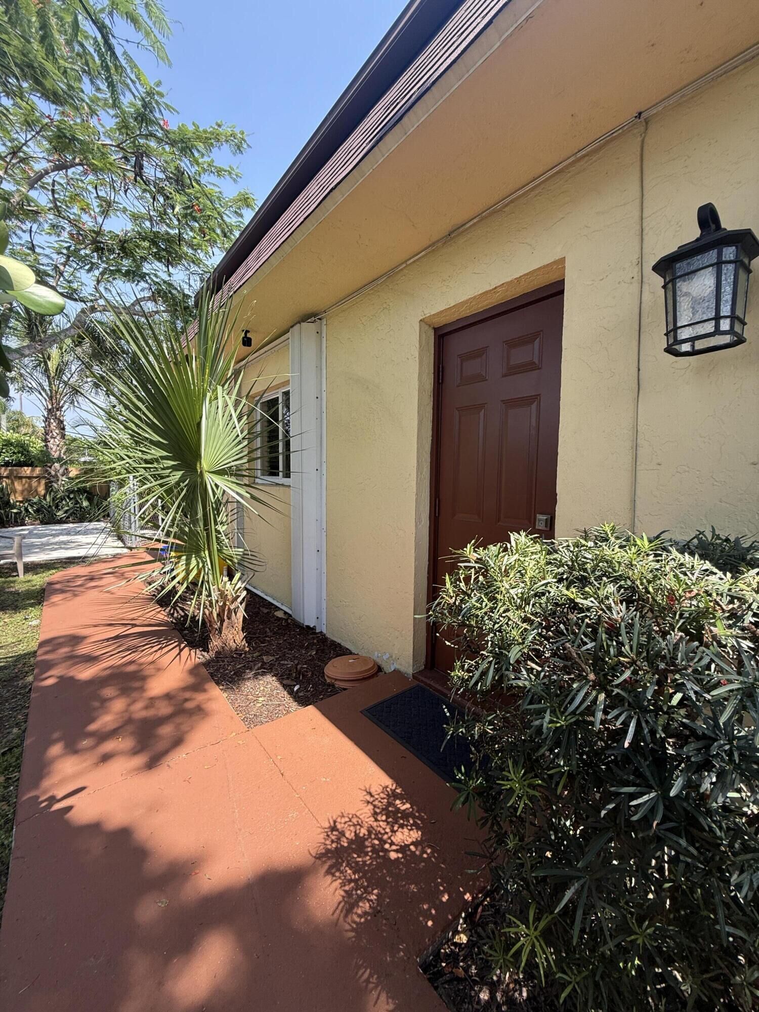 Property Photo:  803 NE 2nd Avenue Studio  FL 33444 