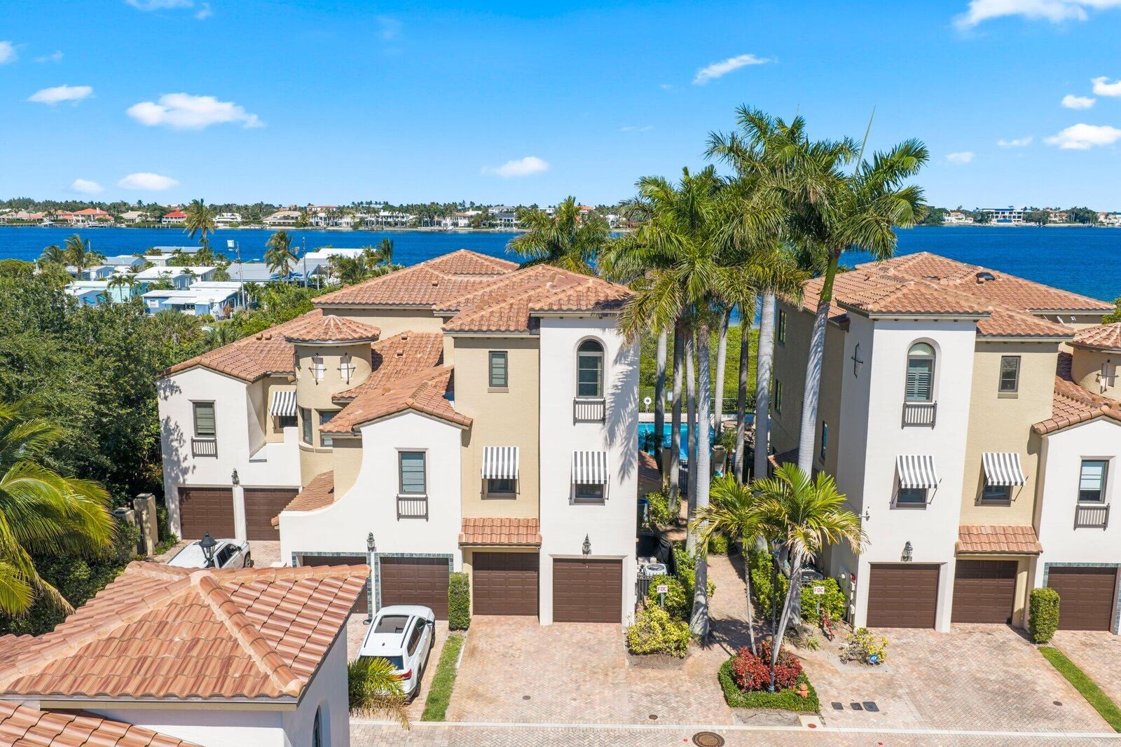 Property Photo:  920 Via Villagio  FL 33462 