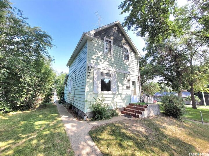 Property Photo: 1109 2nd Avenue NE SK S6H 1C7