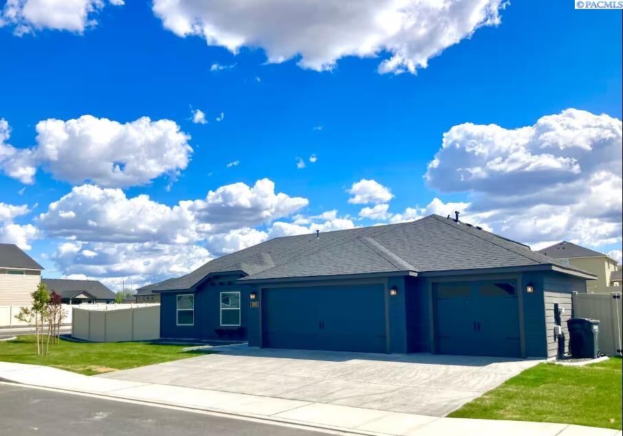 Property Photo: 3895 Curtis Dr WA 99353