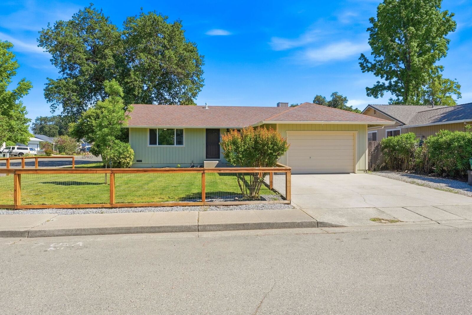 Property Photo:  2885 Iris St  CA 96007 