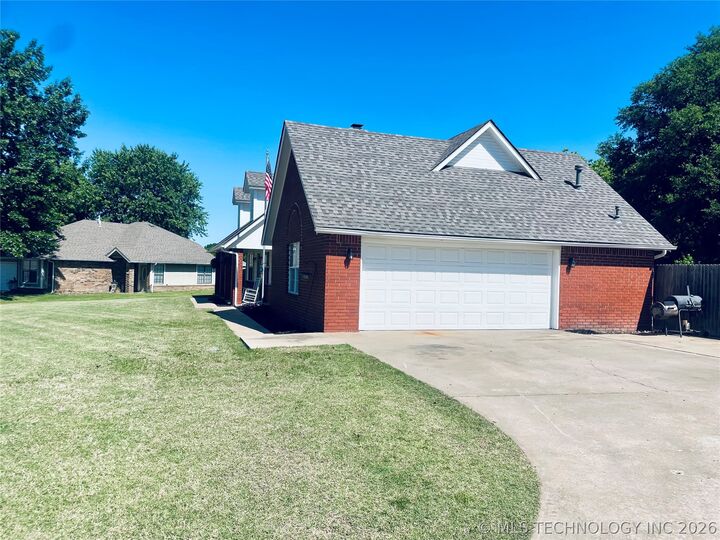 Property Photo:  320 Heritage  OK 74434 