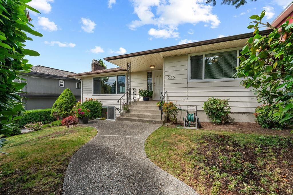 Property Photo:  535 Holdom Avenue  BC V5B 3V3 