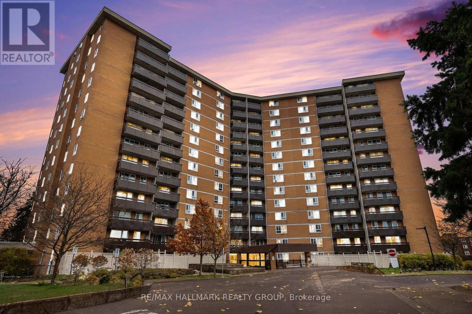 Property Photo:  2000 Jasmine Crescent 1002  ON K1J 8K4 