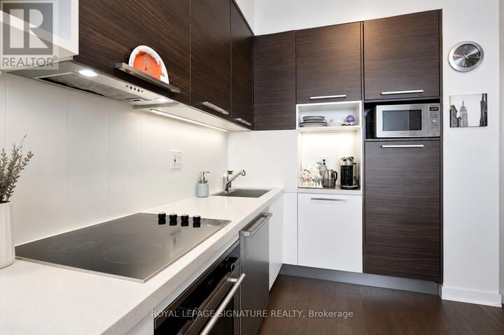 Property Photo:  36 Park Lawn Road 4304  ON M8V 0E5 