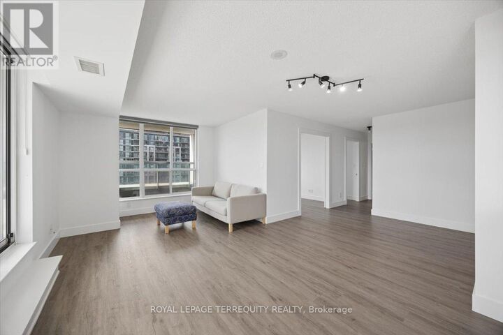 Property Photo:  335 Rathburn Road West 2212  ON L5B 0C8 