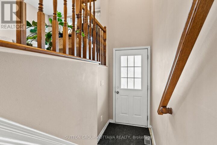 Property Photo:  96 Manhattan Crescent  ON K2C 4B7 