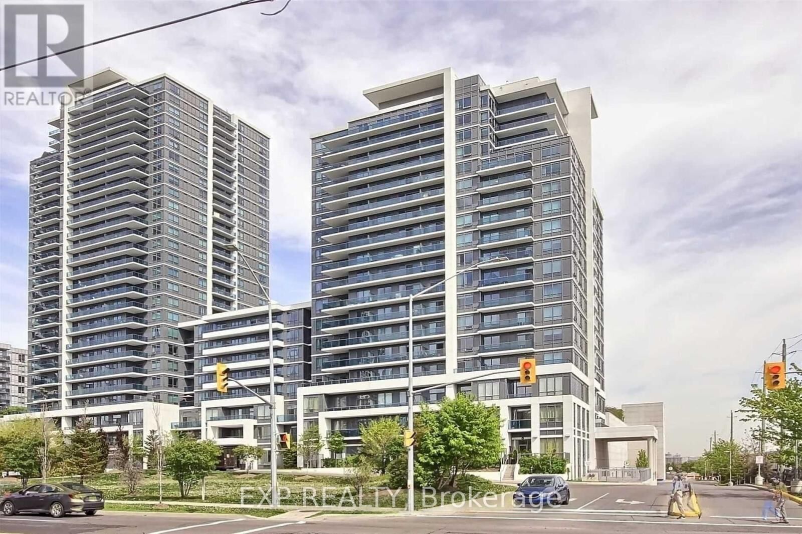 Property Photo:  7167 Yonge Street 523  ON L3T 0E1 