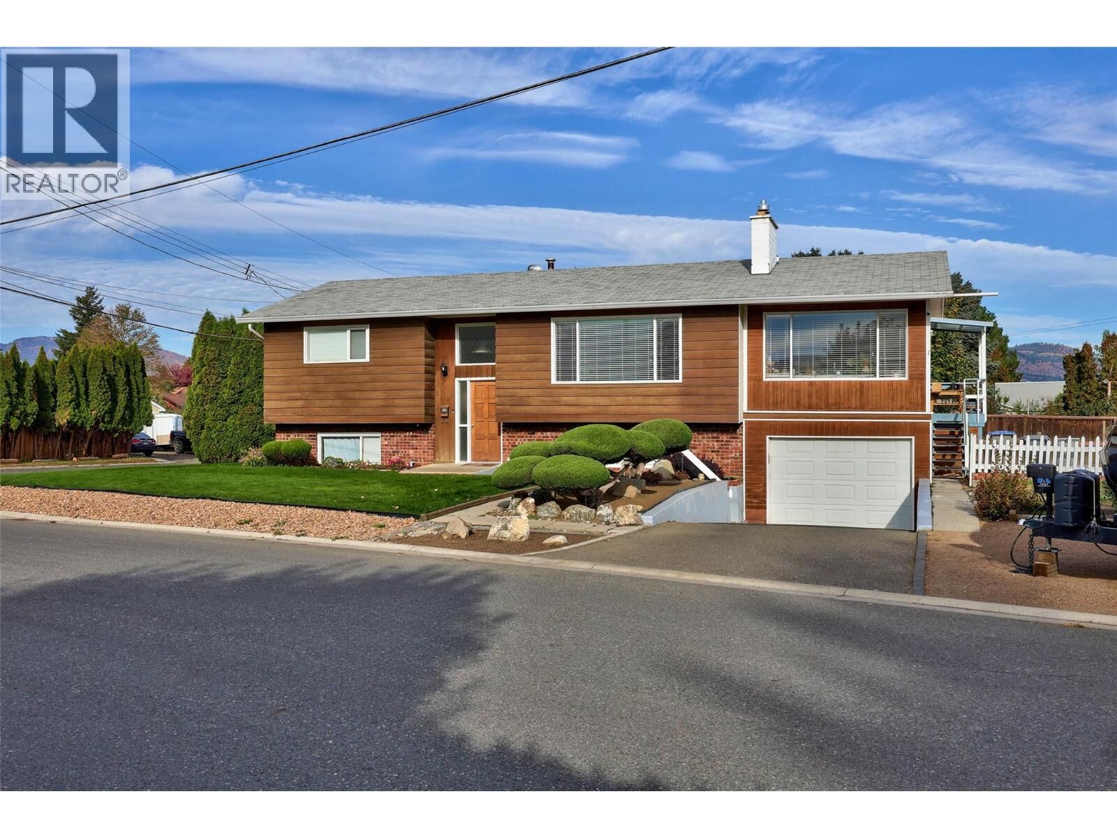Property Photo:  594 Brentwood Avenue  BC V2B 1P3 