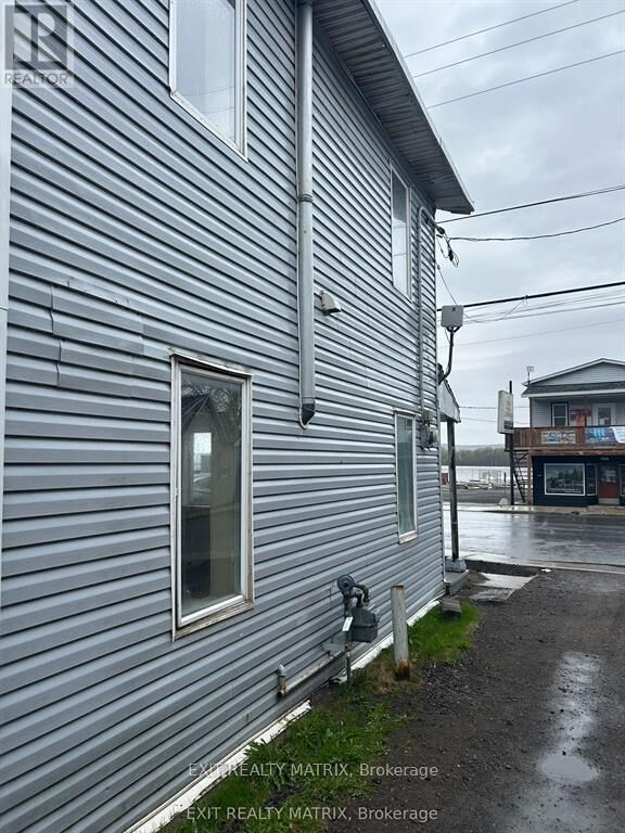 Property Photo:  972 Main Street East  ON K6A 1B7 